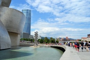 Platz vor dem Guggenheim Museum in Bilbao, Spanien