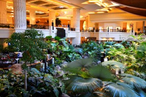 Hotellobby mit Regenwald im Grand Hyatt Dubai