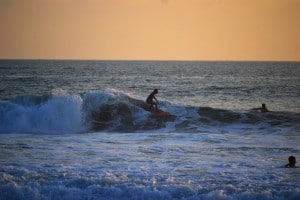 Surfer am Echo Beach in Canggu bei Sonnenuntergang