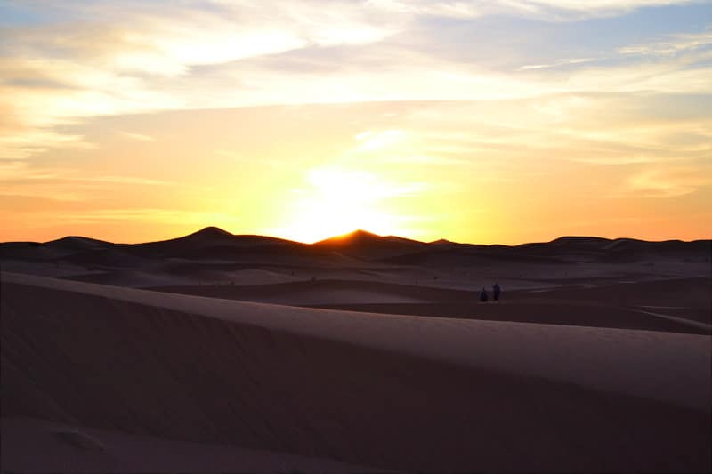 Sonnenaufgang und Sonnenuntergang in der Sahara Wüste Marokko