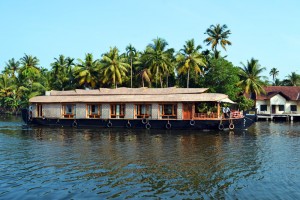 Die Kerala Backwaters mit dem Hausboot und dem Kayak erleben