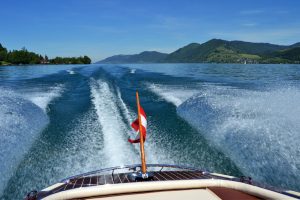 Motorboot fahren am Attersee in Österreich