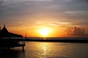 Martinique Sundowner: Cocktail am Strand zum Sonnenuntergang