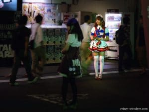 Akihabara in Tokio: Sehenswürdigkeiten und Things to do - Maid mit Maidkostüm in Akihabara