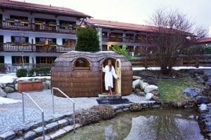 Hotel Bachmair Weissach - Wellnesshotel am Tegernsee - Außenbereich und Garten mit Sauna