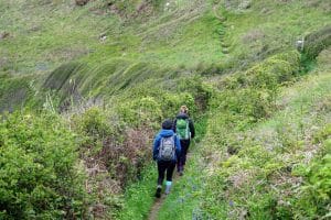 Wandern auf dem Anglesey Coastal Path im Norden von Wales