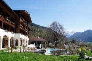 Berghotel Rehlegg in Ramsau bei Berchtesgaden: Außenpool mit Blick auf die Berge