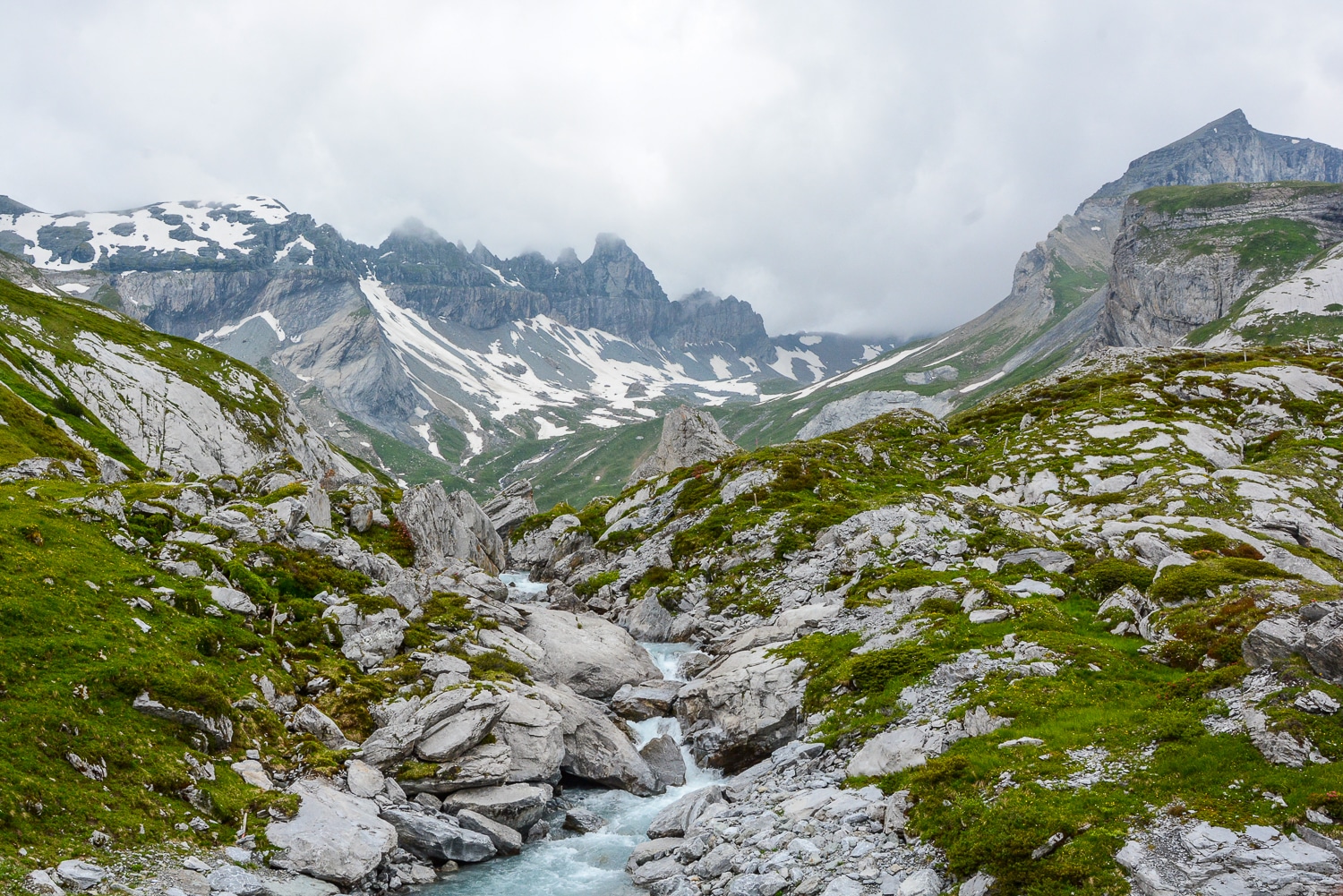 Flims und Laax, Bündner Berge: Wandern, Mountainbiken und Seen in der Schweiz - Wasserweg Trutg di Flem
