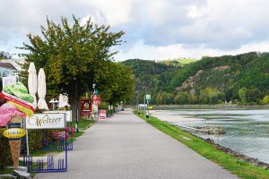 Donauradweg: Oberösterreich mit dem Fahrrad entlang der Donau entdecken - Eis im Café Welzer