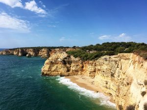Algarve Top 10 Sehenswürdigkeiten: Highlights der schönsten Region in Portugal - Praia da Marinha