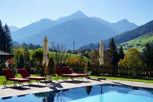 Hotel der Alpbacherhof: Meine Erfahrungen mit dem Wellnesshotel in Alpbach, Tirol - Außenpool mit Bergblick