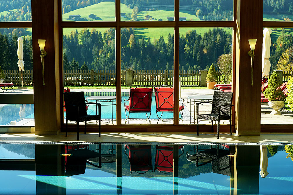 Hotel der Alpbacherhof: Meine Erfahrungen mit dem Wellnesshotel in Alpbach, Tirol - Außenpool und Innenpool mit Bergblick
