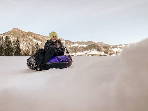 Kaiserwinkl Skiurlaub: Tipps zum Skifahren, Langlauf & andere Highlights - Snowtubing Kössen