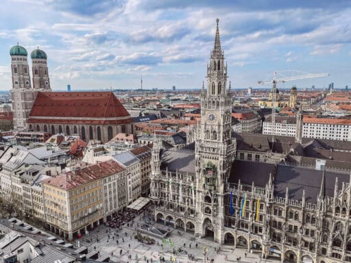 München Sehenswürdigkeiten: Aussicht auf das Rathaus am Marienplatz vom Alten Peter