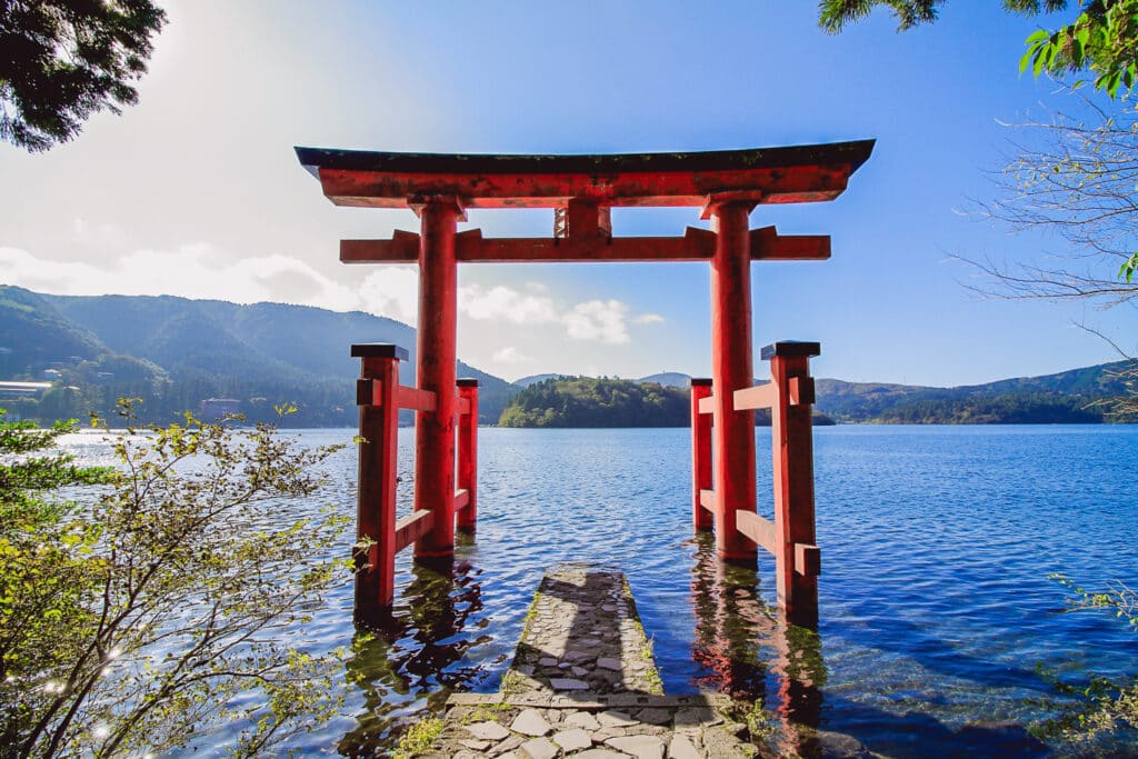 Hakone Schrein - Torii am Wasser