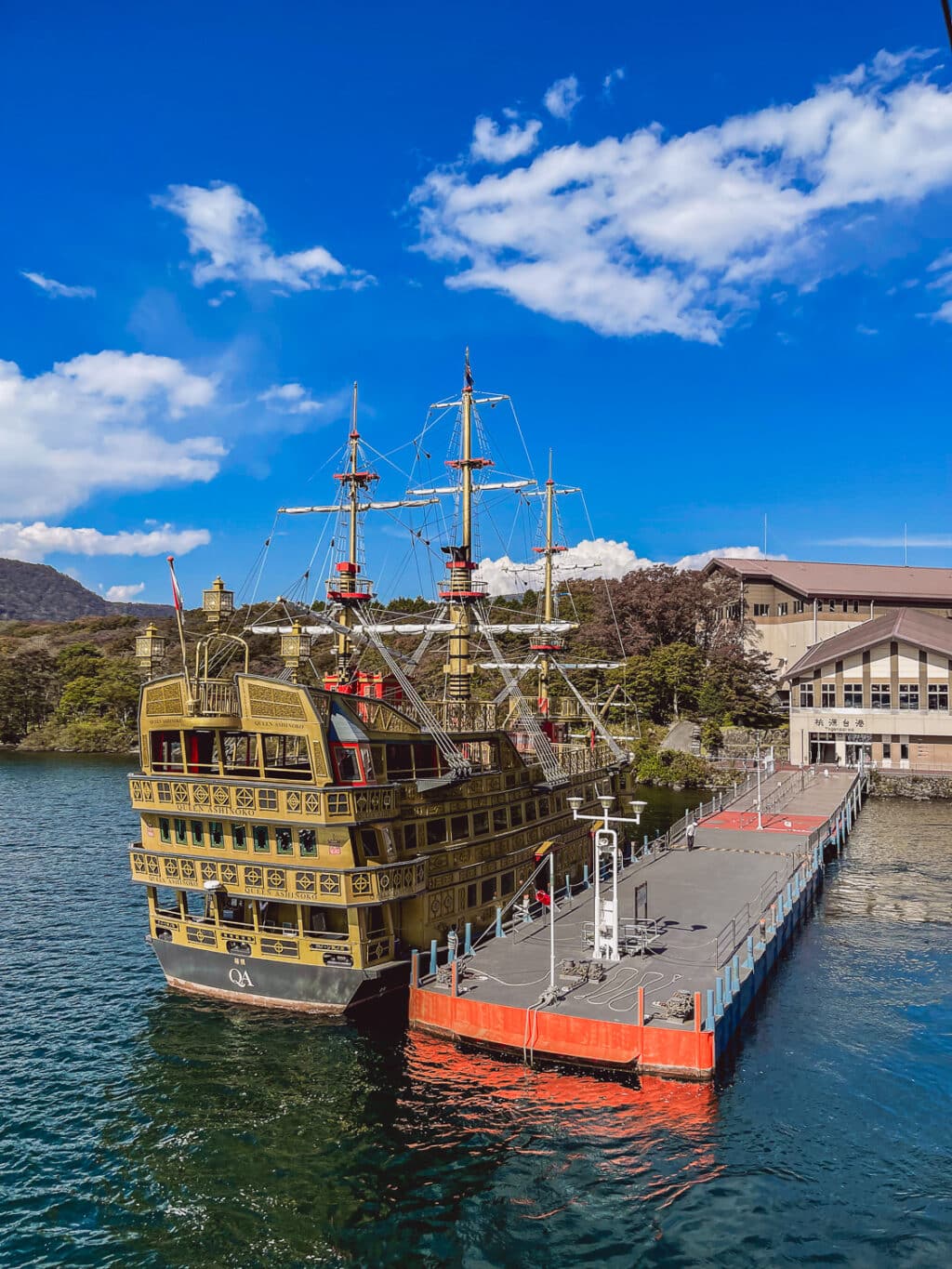 Hakone Sehenswürdigkeiten: Überfahrt mit dem Piratenschiff über den Ashi See