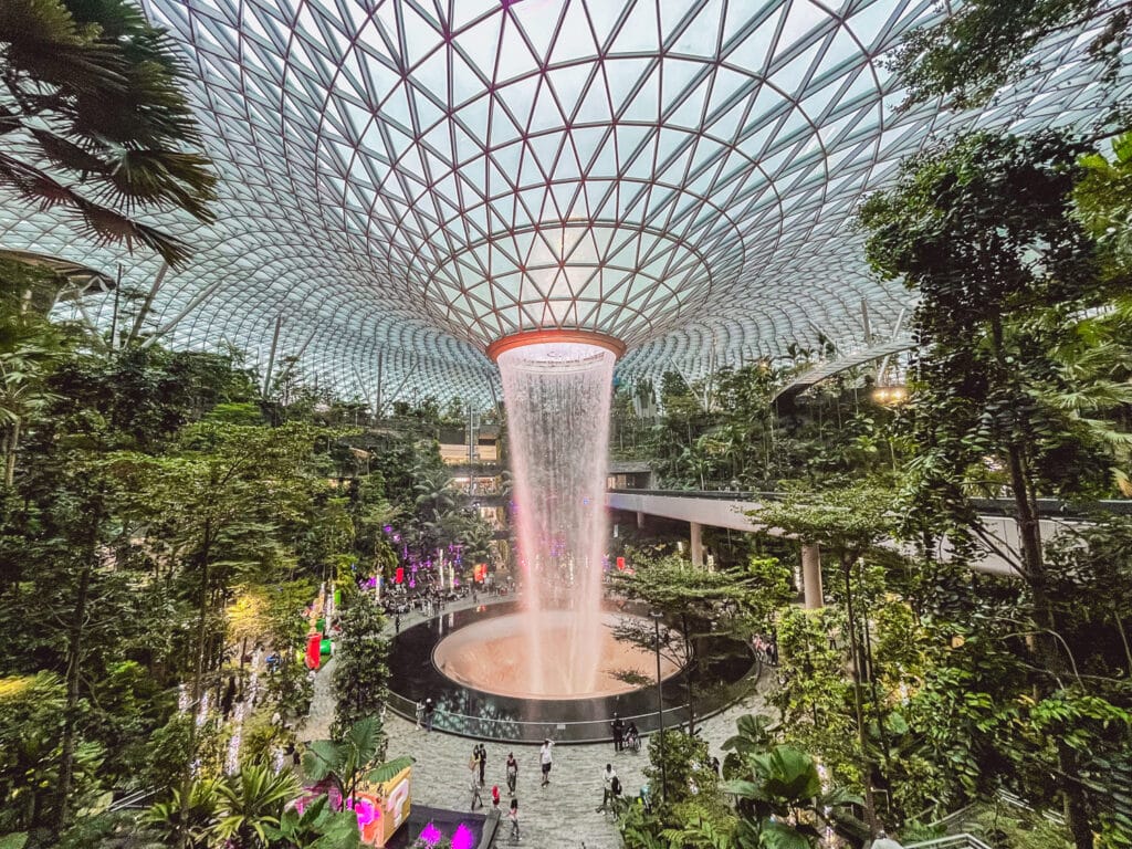 Jewel Changi Airport - HSBC Rain Vortex Indoor Wasserfall