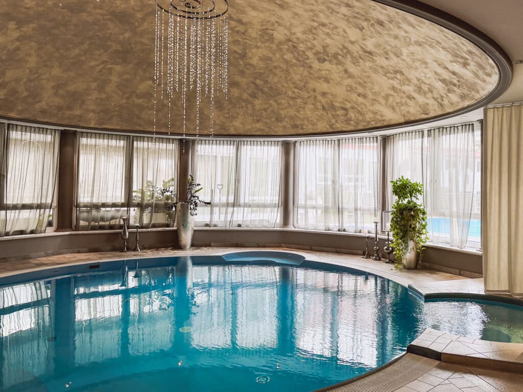 Romantikhotel Bergergut Wellnessbereich - Innenpool