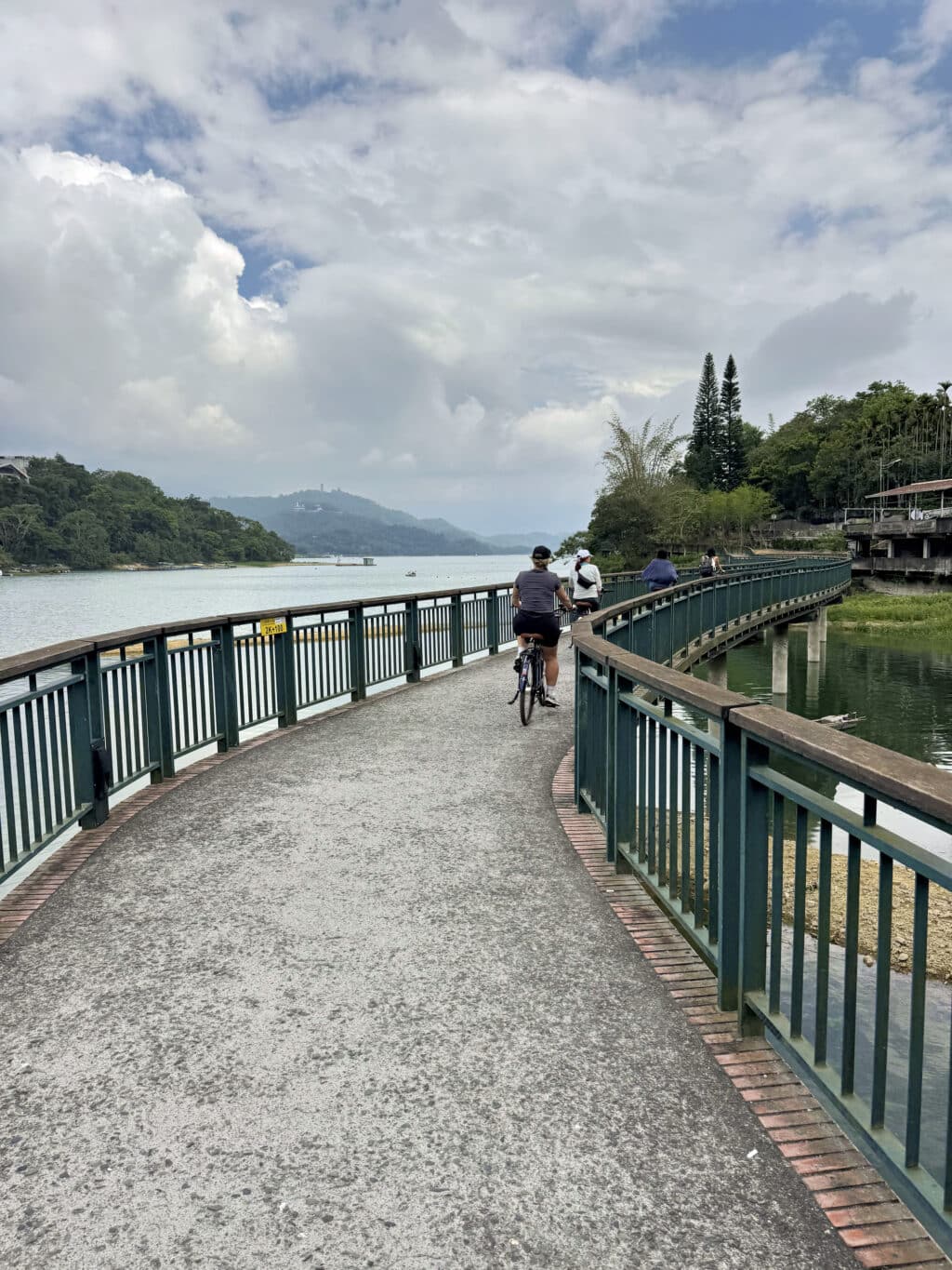 Fahrradfahren am Sun Moon Lake