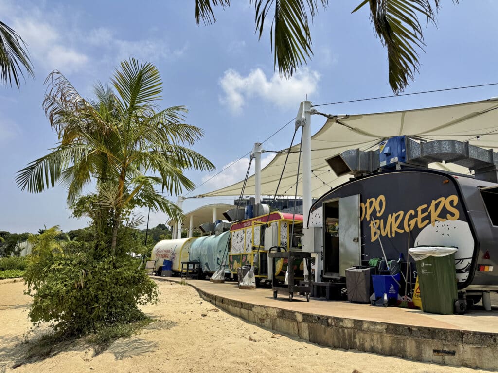 Verpflegung auf Sentosa Island - Foodtrucks am Strand