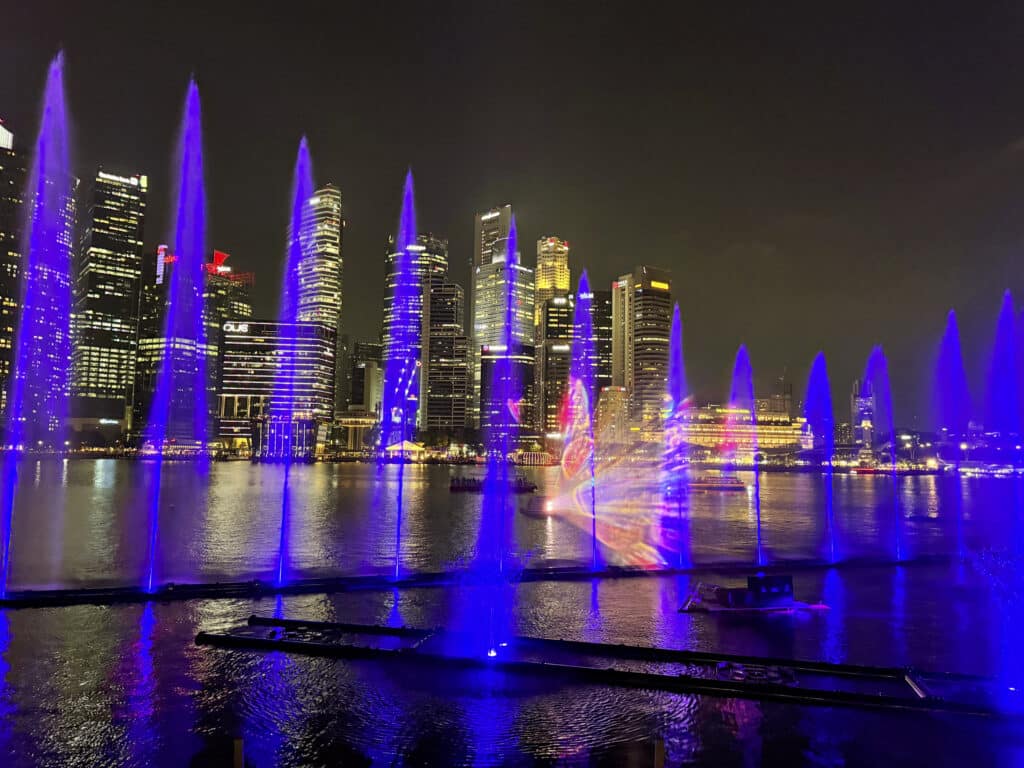 Spectra vor dem Marina Bay Sands